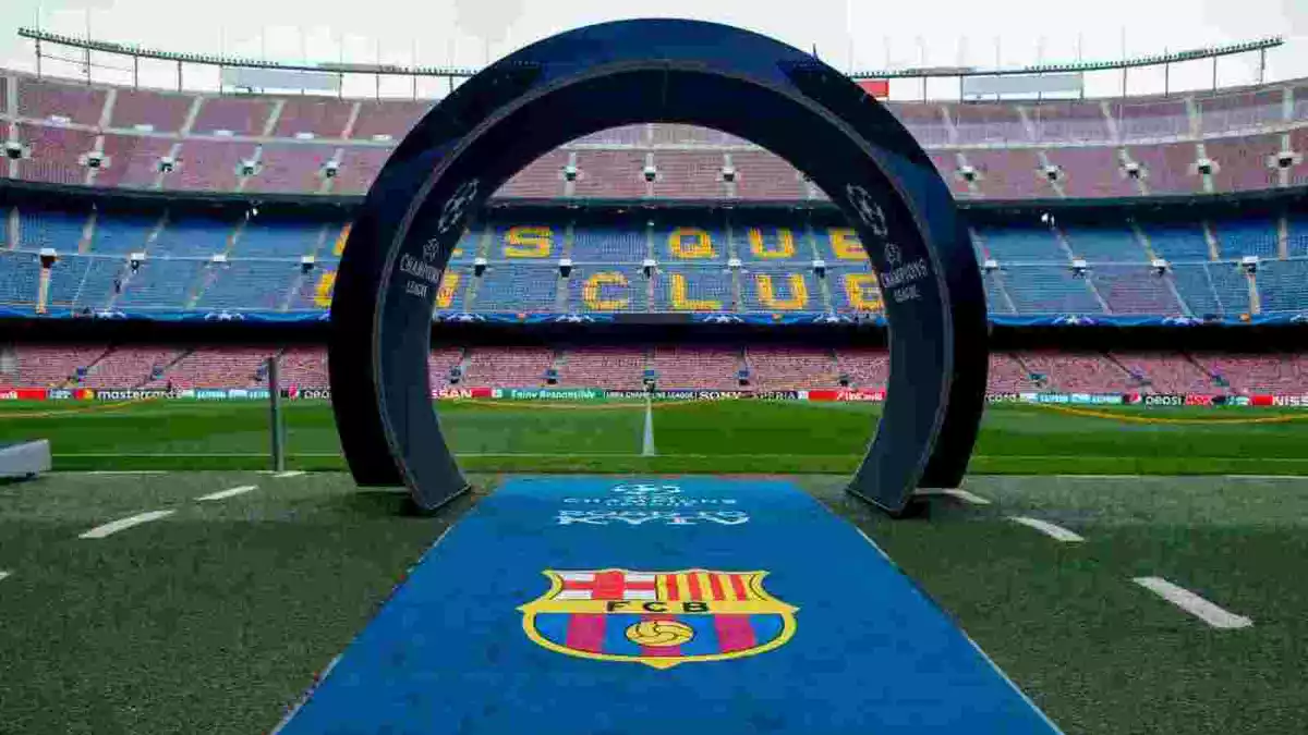L'escut del Barça a la sortida del túnel de vestidors del Camp Nou