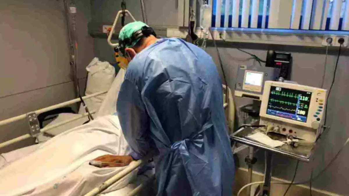 Professional sanitari atenent un pacient al servei d'urgències a l'Hospital de Palamós