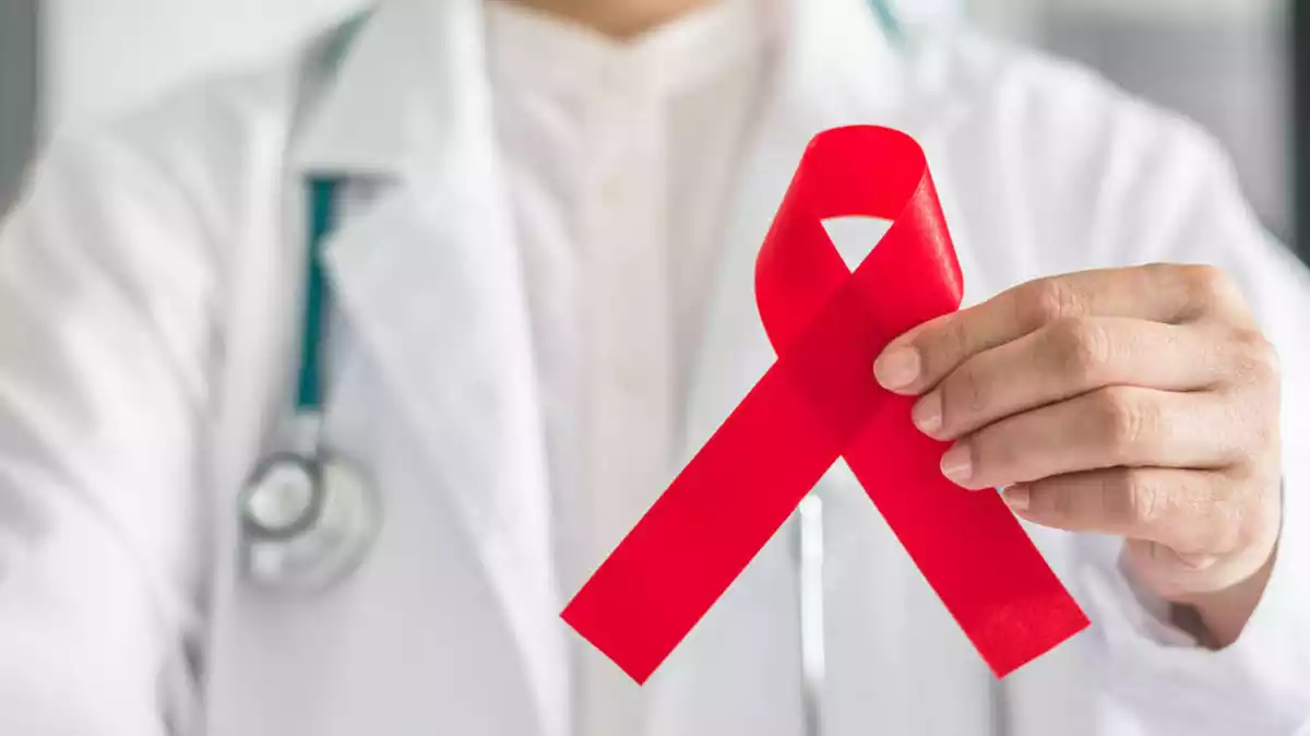 El llaç vermell simbolitza la lluita contra la malaltia de la sida