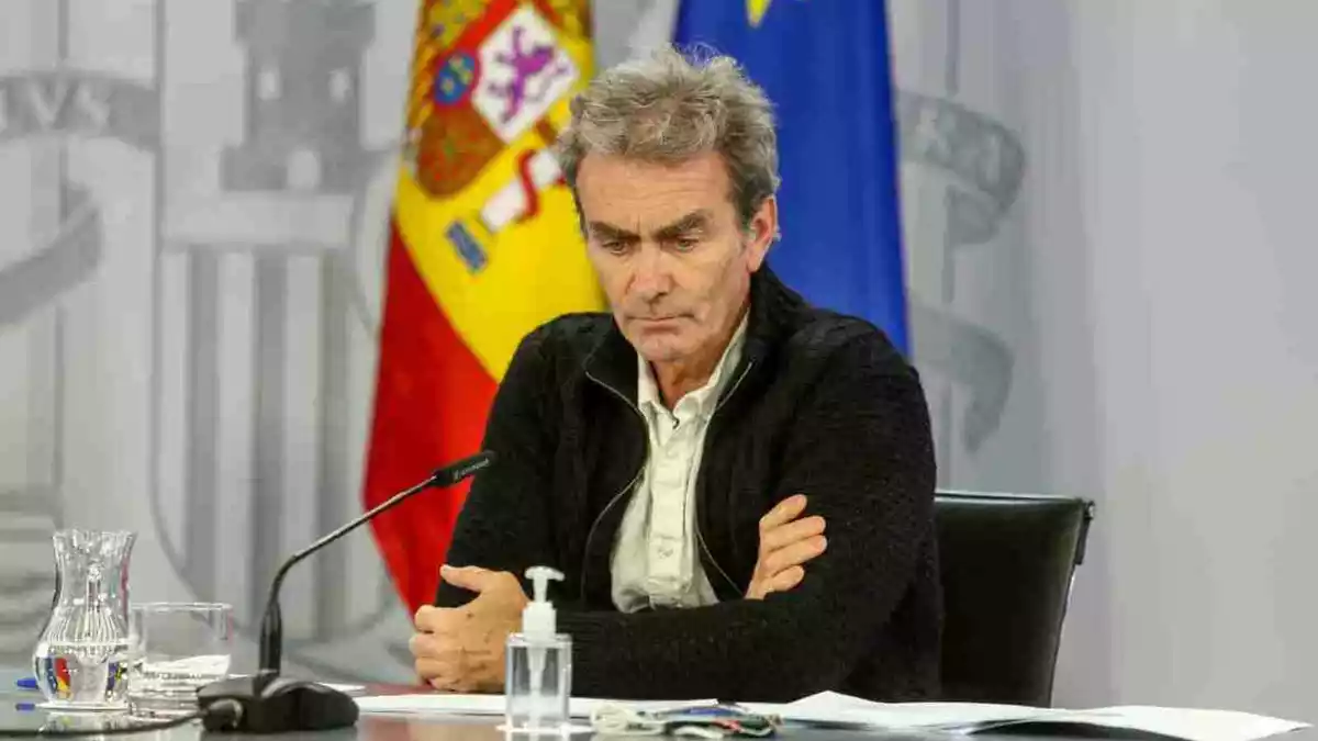 L'expert Fernando Simón durant una roda de premsa amb les banderes d'Espanya i de la Unió Europea darrere