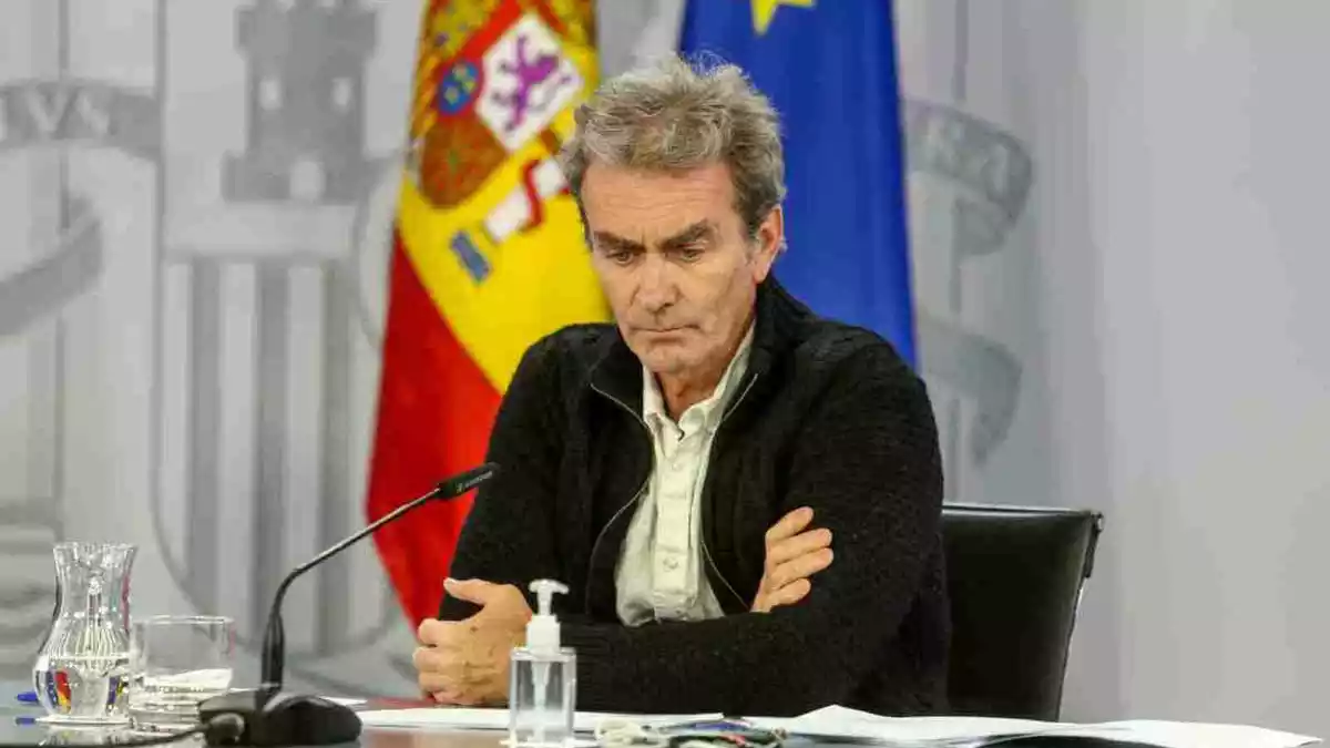 L'expert Fernando Simón durant una roda de premsa amb les banderes d'Espanya i de la Unió Europea darrere