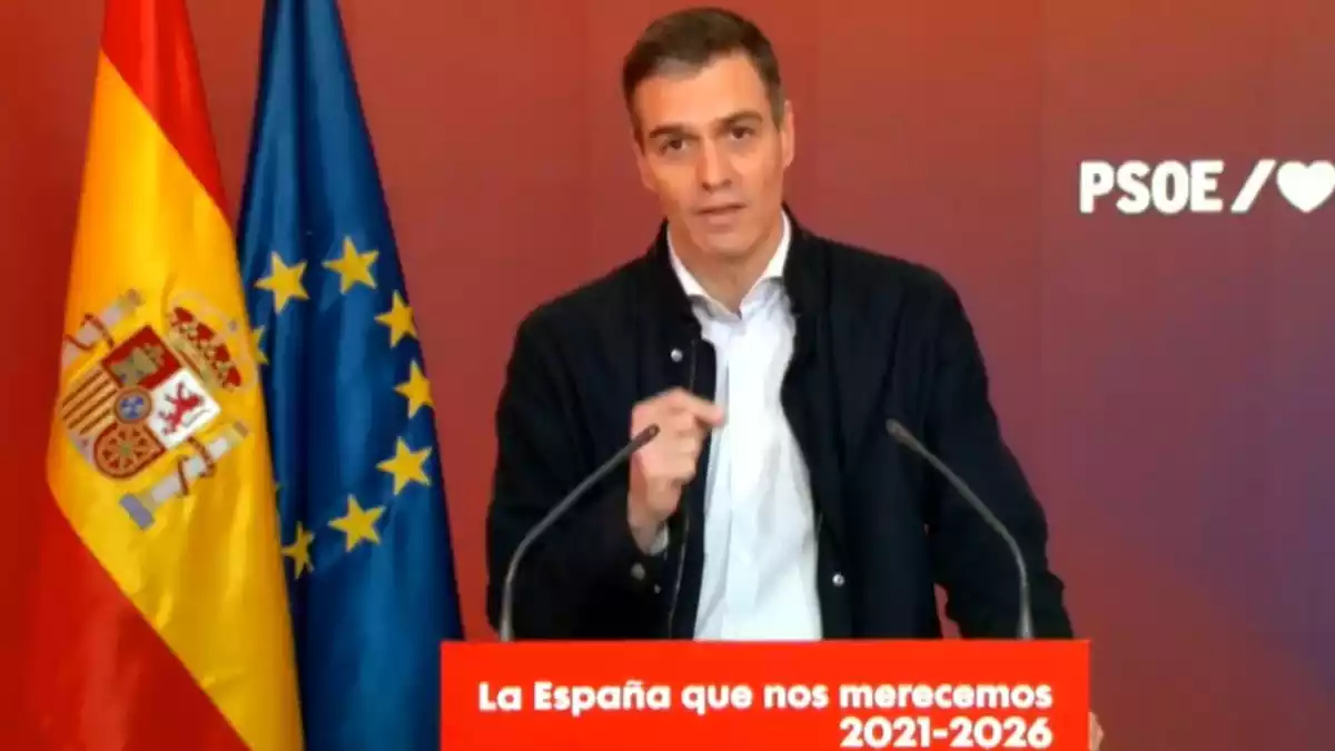 El president del govern espanyol, Pedro Sánchez, amb les banderes de la Unió Europea i d'Espanya darrere