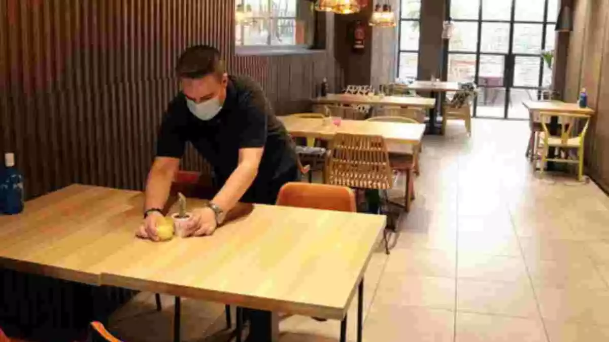 Pla obert de l'interior del restaurant BOnum No Rules de Lleida, mentre el seu cap de sala prepara una taula