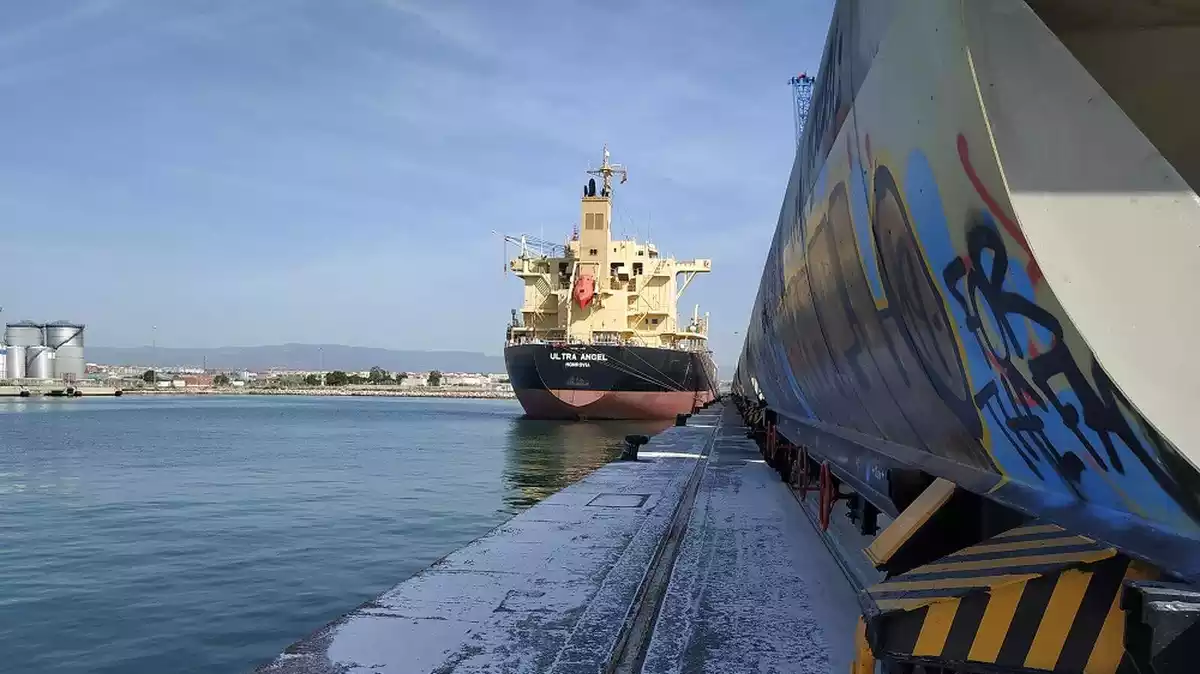 Imatge d'un vaixell de càrrega atracat al Port de Tarragona