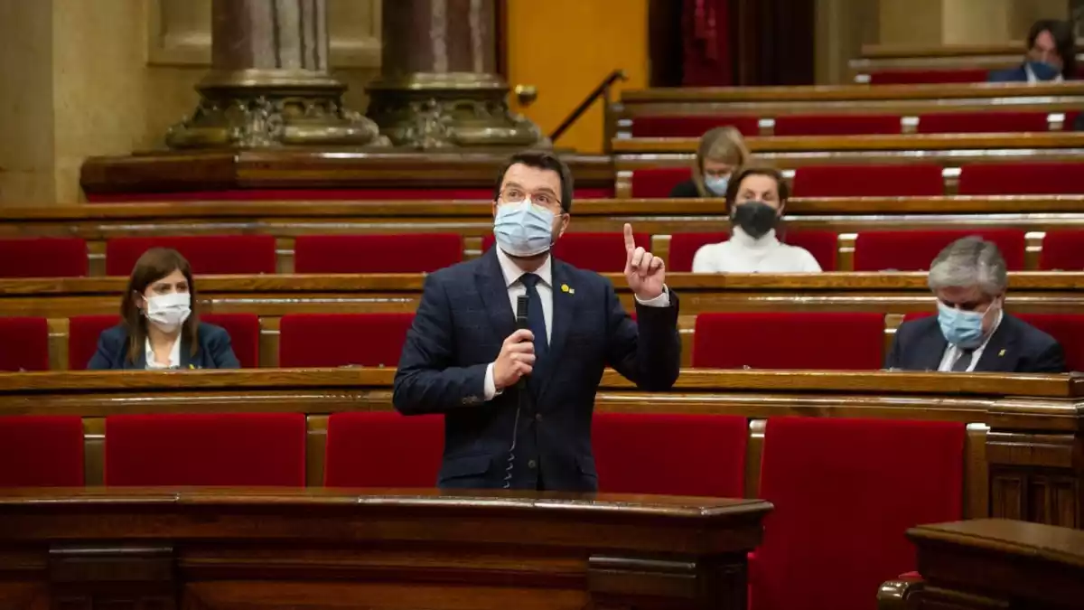 El vicepresident Pere Aragonès al Parlament de Catalunya amb mascareta i diputats al darrere