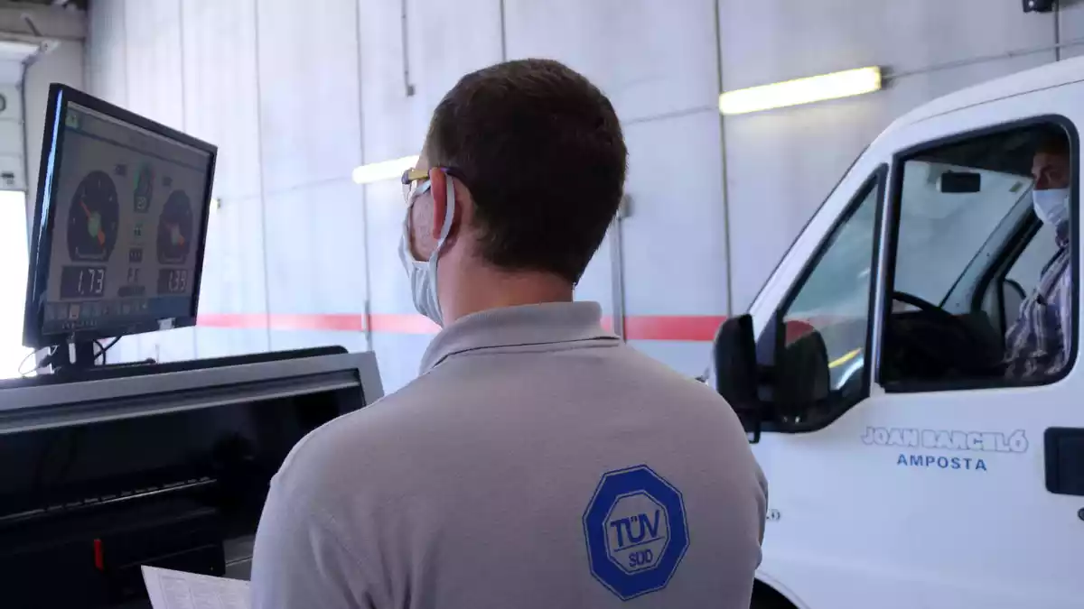 Un treballador de l'estació ITV d'Amposta revisant els frens d'un vehicle