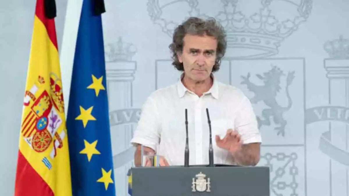 Fernando Simón en primer pla amb les banderes espanyola i europea al darrere