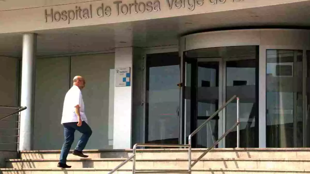 Pla general d'un sanitari entrant a l'Hospital Verge de la Cinta de Tortosa