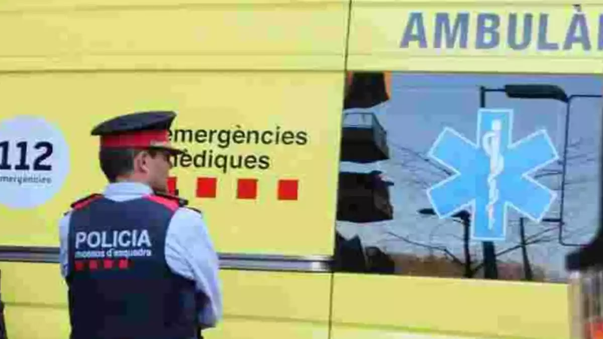 Imatge d'arxiu d'una ambulància del SEM i diversos agents dels Mossos d'Esquadra