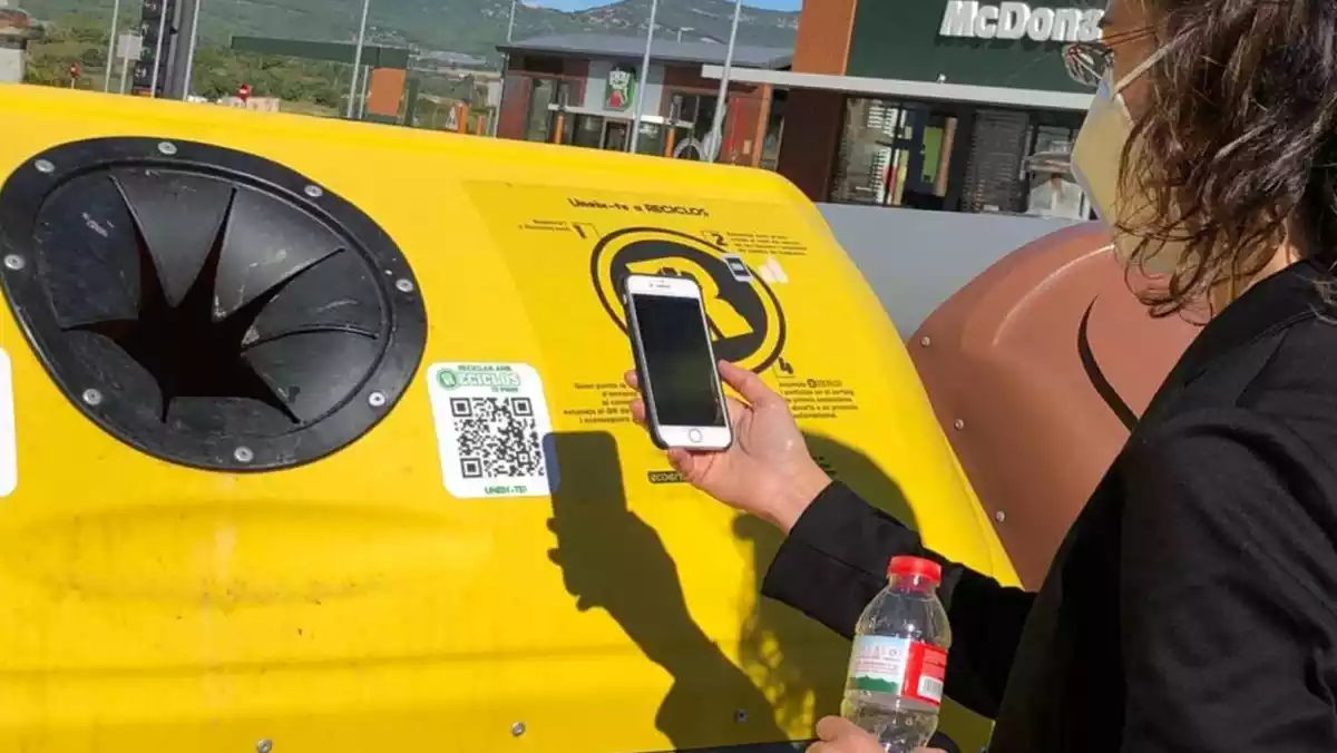 Una usuària escanejant en codi QR d'un contenidor de Valls
