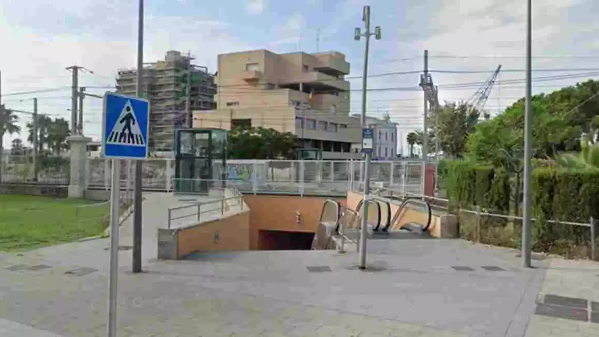 Imatge de l'entrada al pas soterrat de la plaça dels Carros de Tarragona