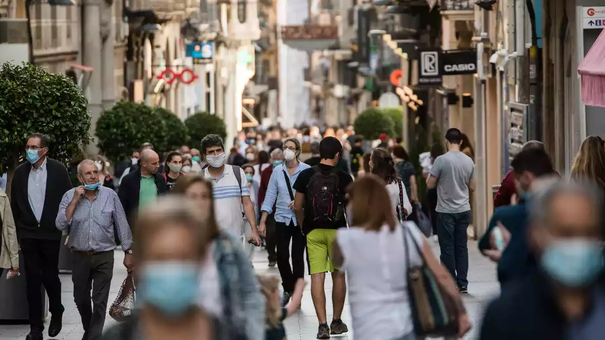 Carrer Llovera de Reus, amb gent passejant amb mascareta