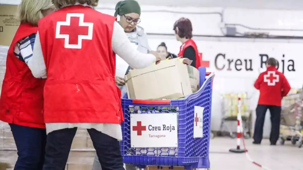 Voluntàries de Creu Roja atenen diverses persones a Tarragona