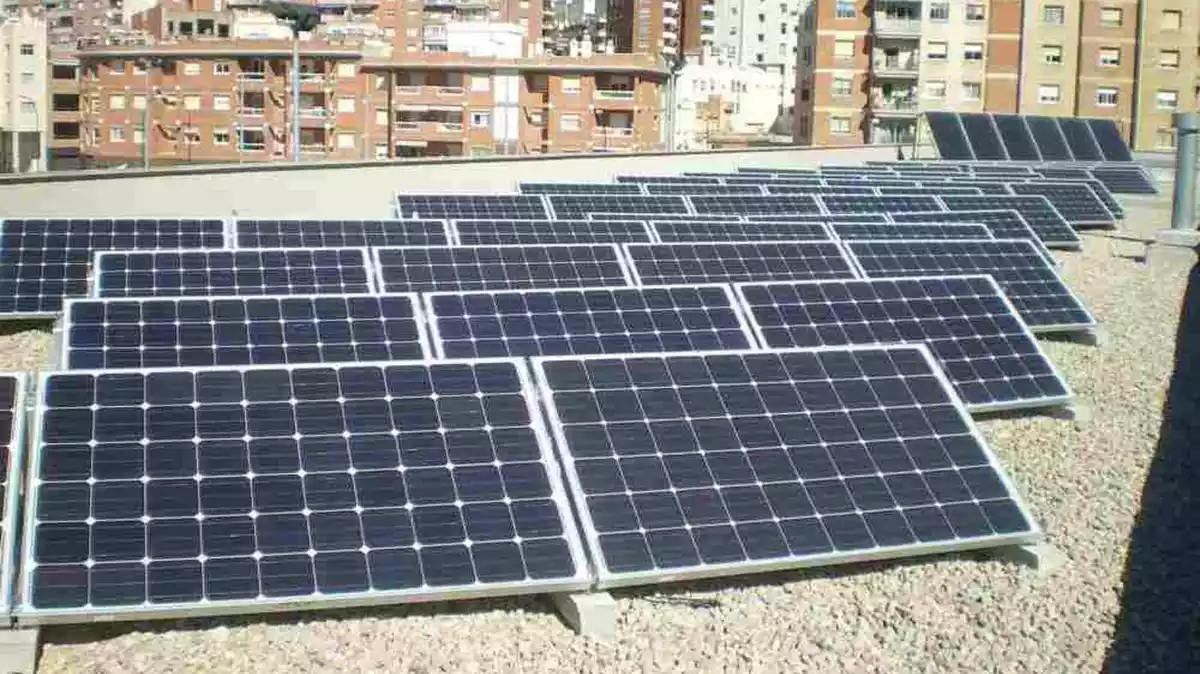 Un sostre ple de plaques solars