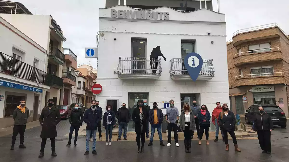 Un grup dels restauradors locals que participen en la plataforma Hospi-Eat, amb la regidora de Turisme, María José Gómez