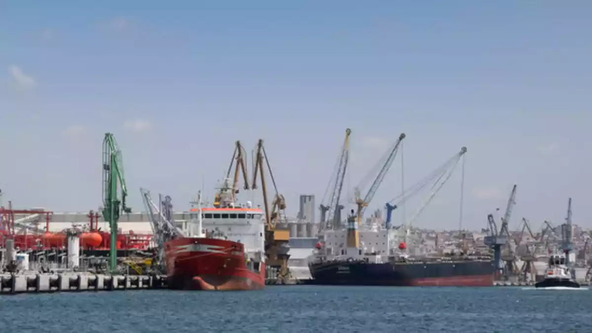 Pla obert de dos vaixells al port de Tarragona