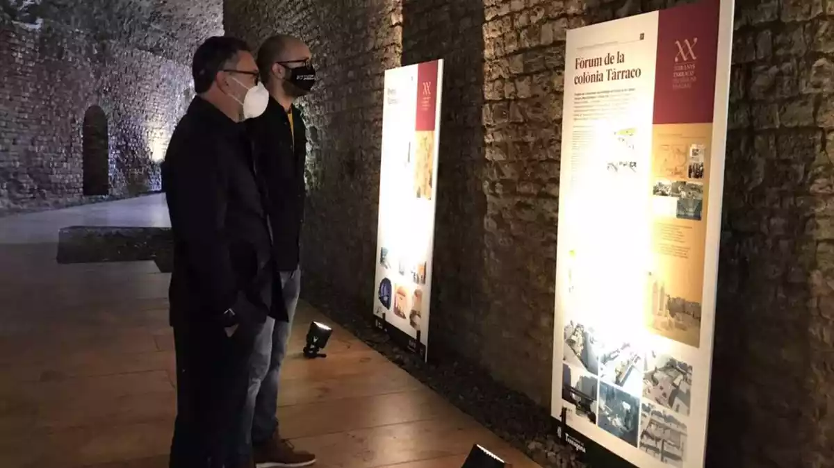 Pinedo, mirant part de l'exposició que s'ha instal·lat a l'entrada del Circ Romà de Tarragona