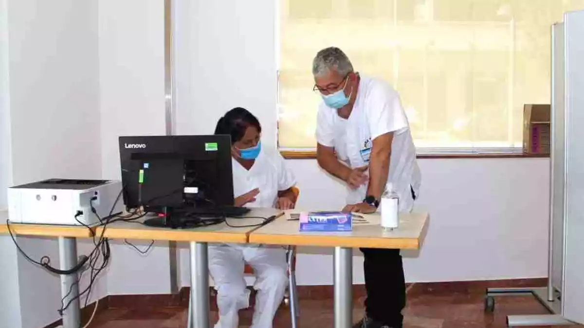 Dos membres de l'equip que fan proves PCR a l'Hotel Salut de Tarragona