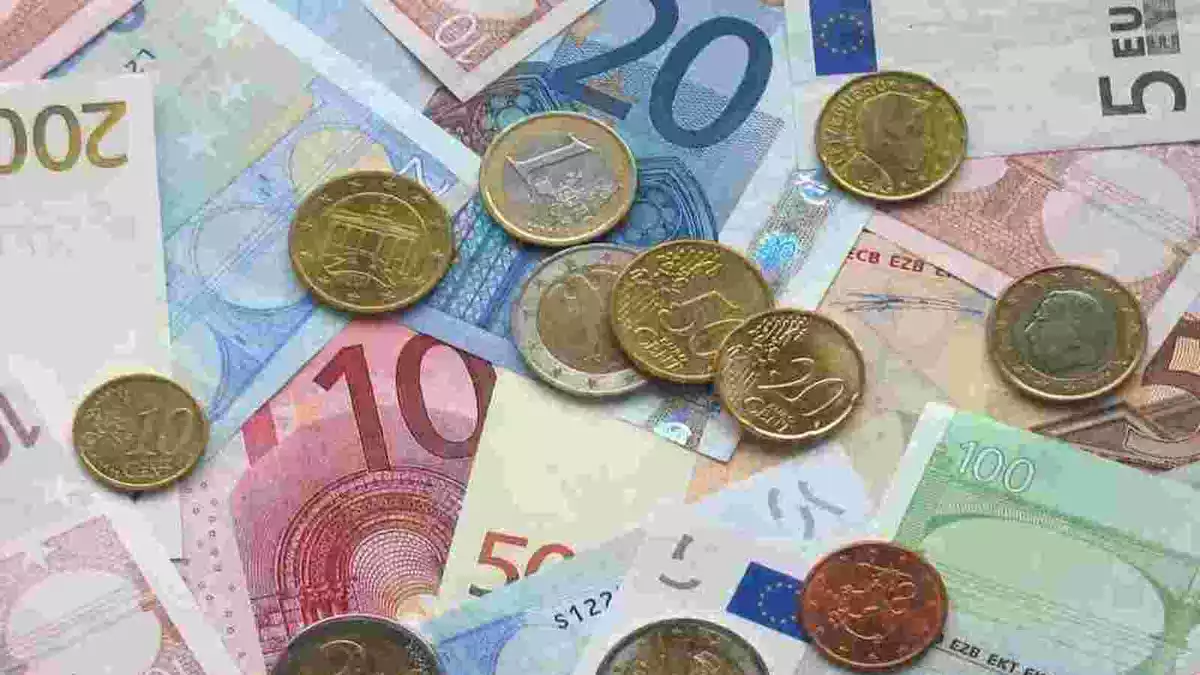 Imatge amb diversos bitllets i monedes d'euro