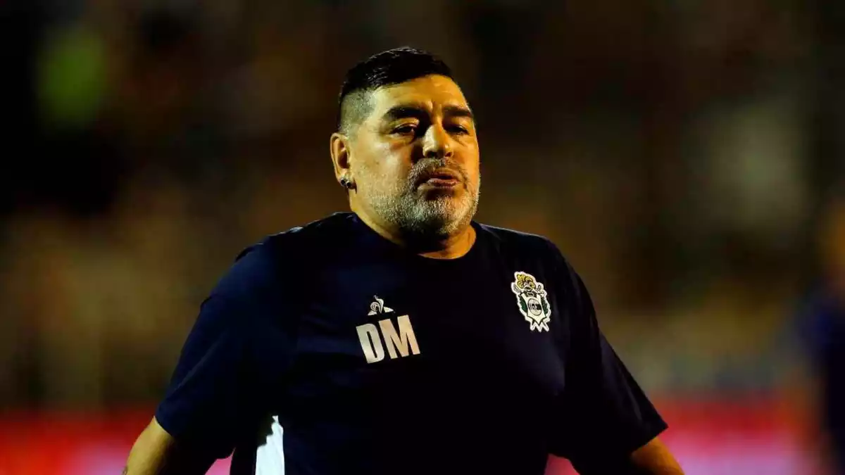 Diego Armando Maradona durant un partit de l'equip que entrena, el Gimnasia y Esgrima de la Plata