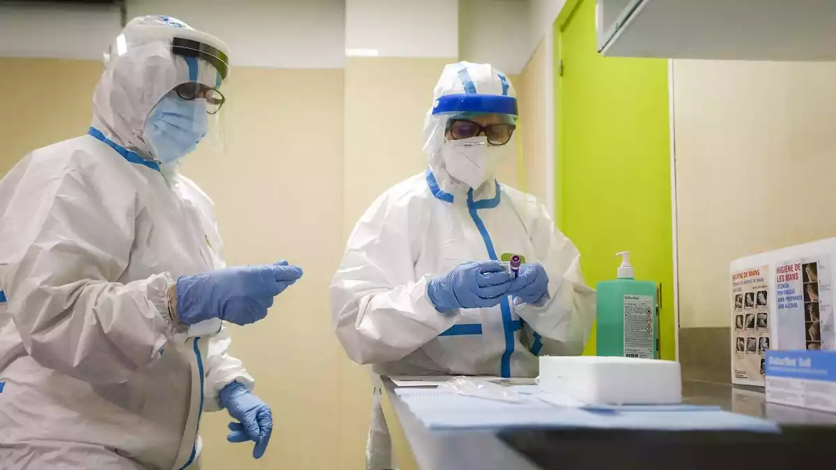 Dues infermeres equipades amb les EPIs per tractar pacients amb coronavirus a Tarragona