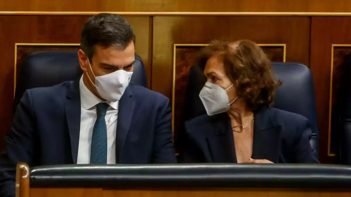 Pedro Sanchez i Carmen Calvo, ambdós amb mascareta, parlen al Congrés dels Diputats