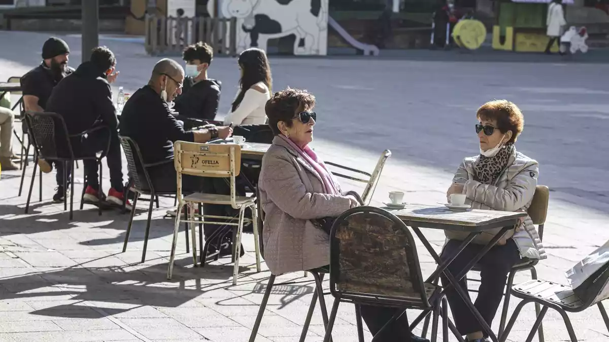 La gent torna a les terrasses el primer dia de desescalada a Tarragona