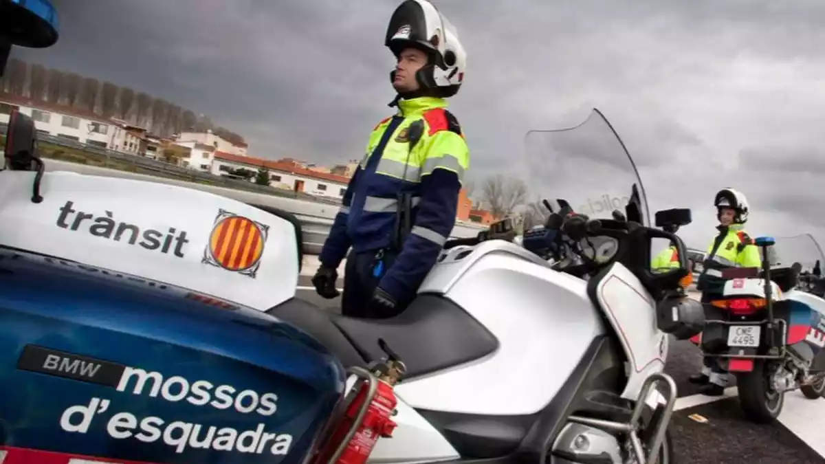 Una patrulla de motoristes dels Mossos d'Esquadra de trànsit en una carretera