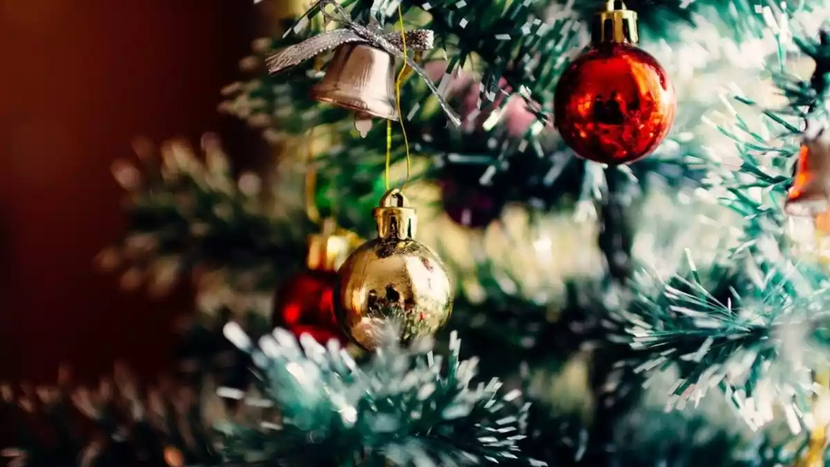 Un arbre de Nadal decorat amb boles vermelles i daurades