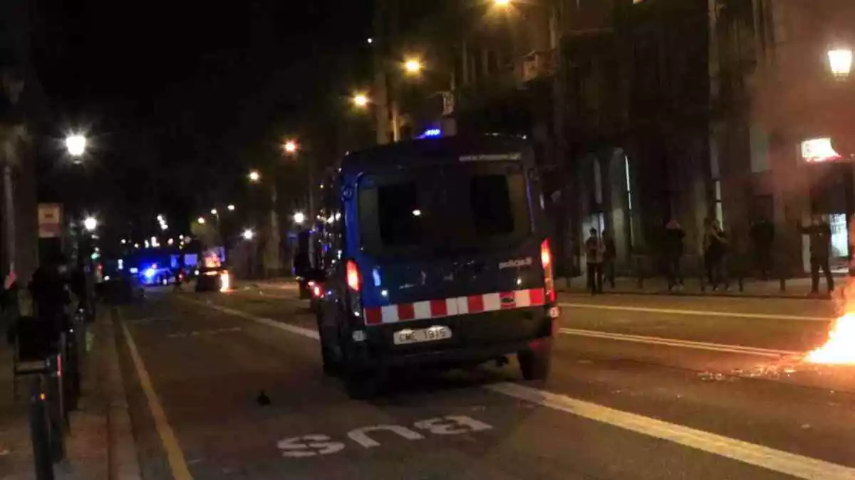 Una furgoneta dels Mossos a Via Laietana, en els aldarulls després d'una protesta contra les restriccions de la Covid-19