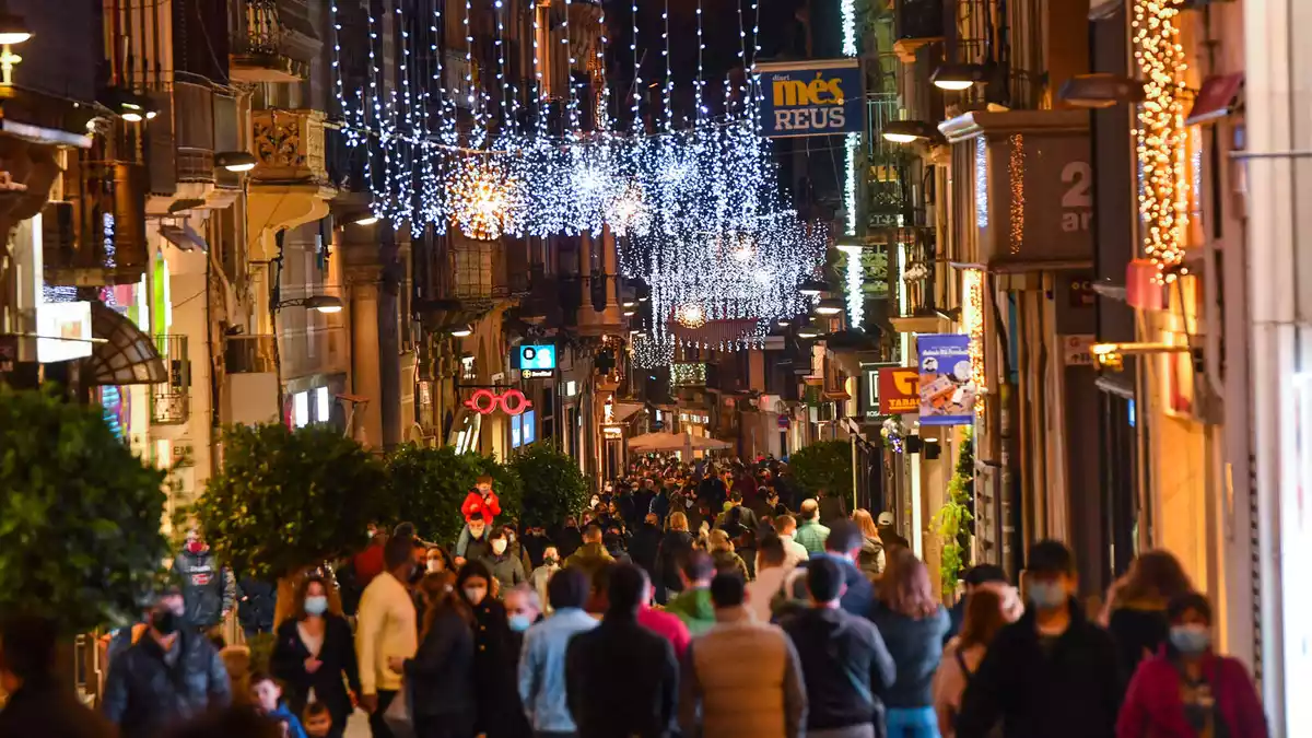 El carrer Llovera de Reus amb els llums de Nadal oberts