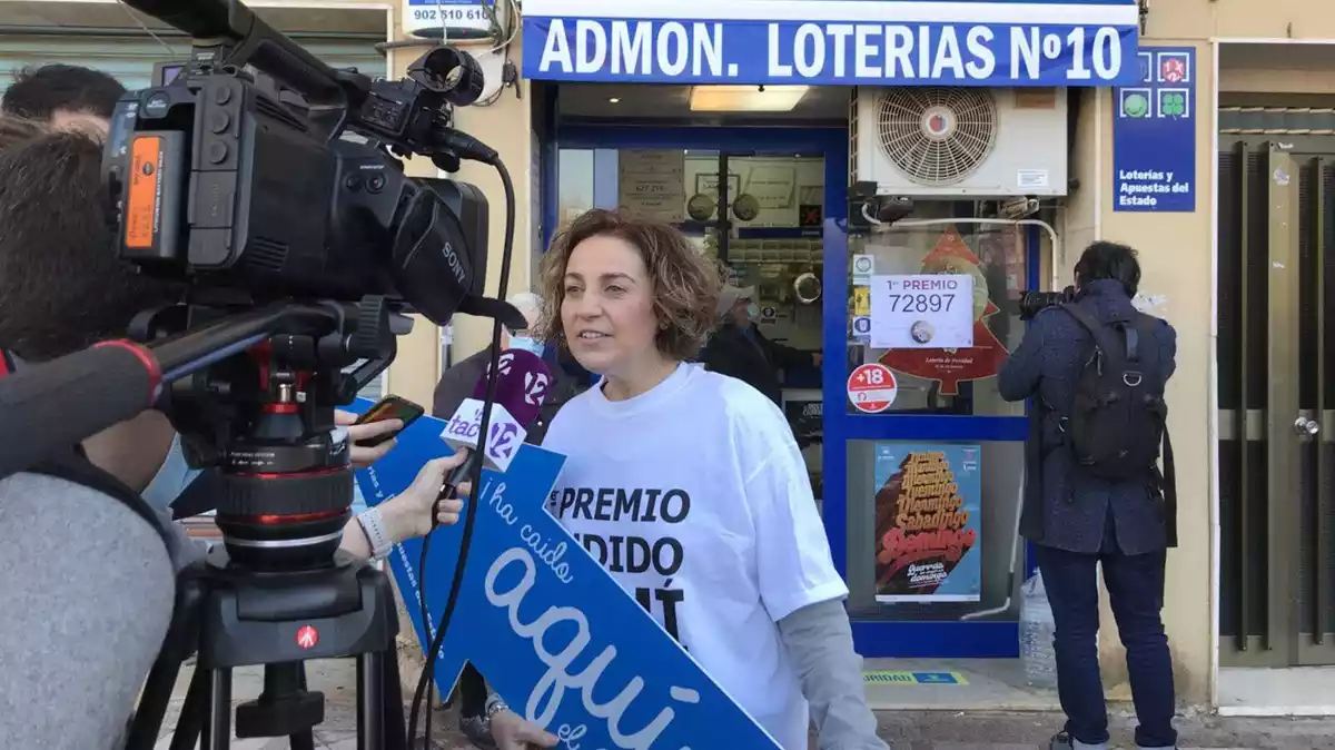 Beatriz Lozano atén els mitjans després de vendre le 'Gordo' de Nadal a Bonavista