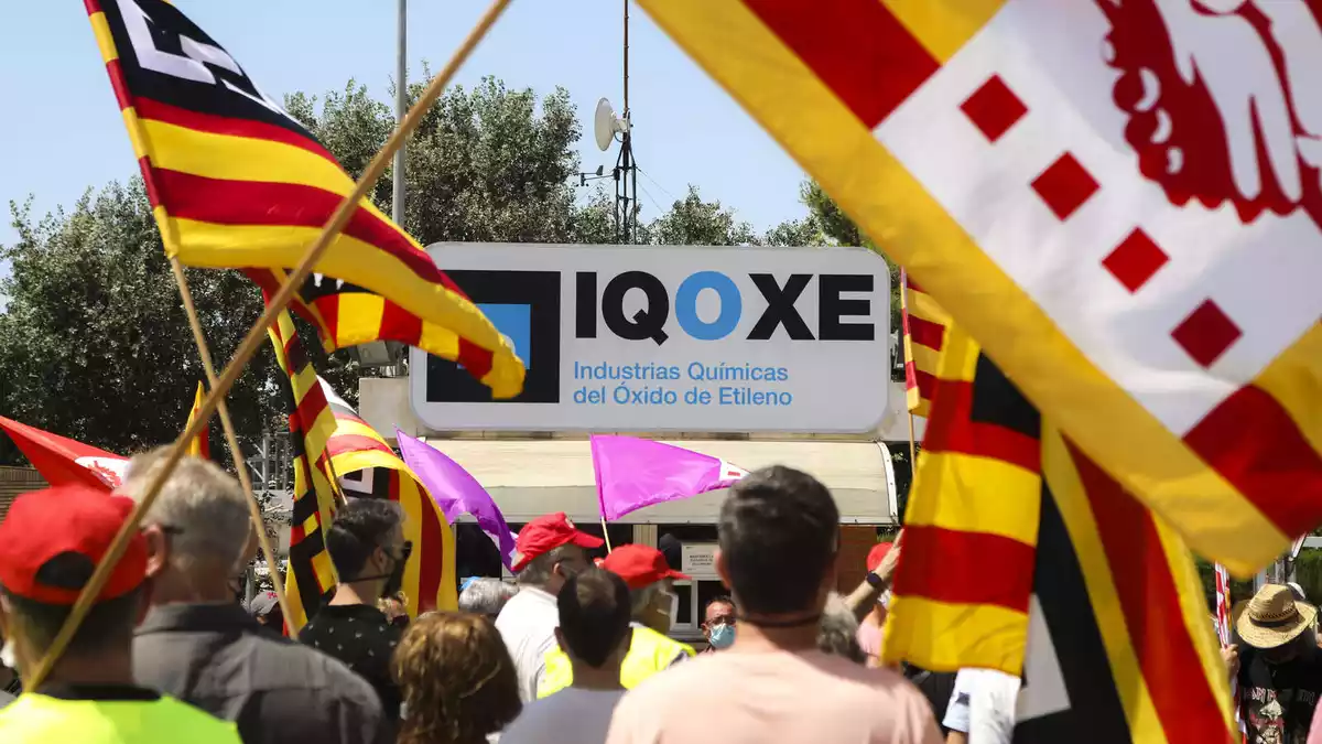 Pla detall de la protesta sindicat davant IQOXE
