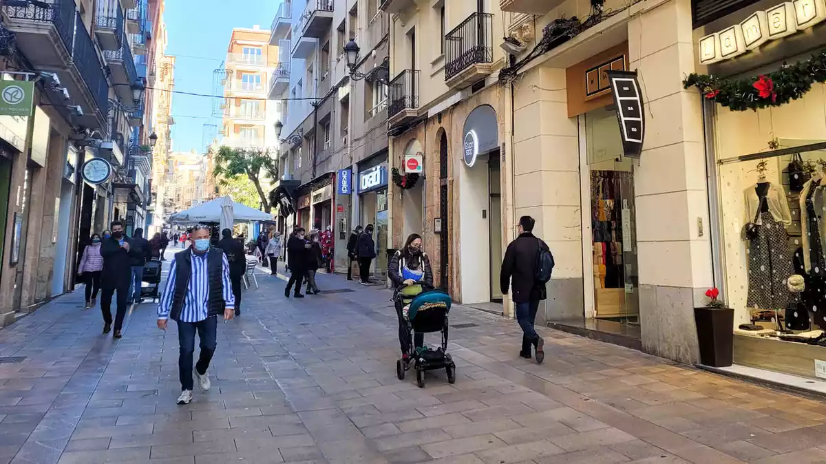 Imatge d'un dels principals carrers comercials de la ciutat de Tarragona
