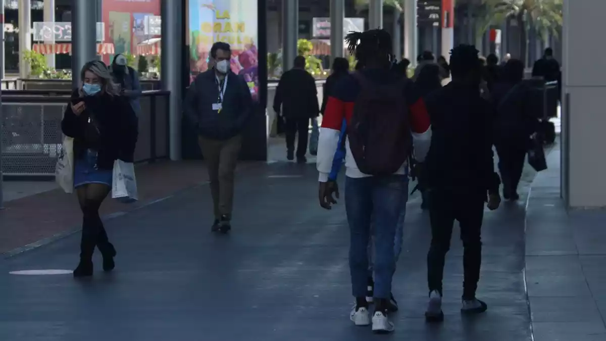 Diverses persones passejant pel centre comercial La Maquinista el 21 de desembre de 2020