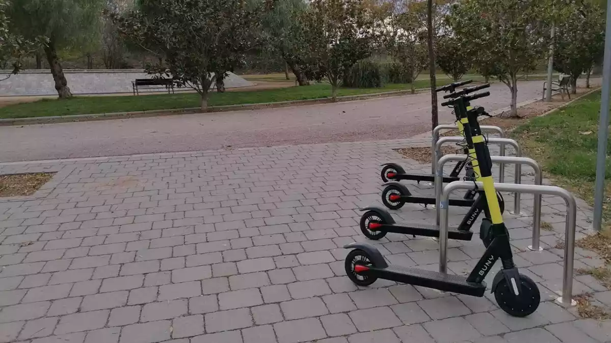 Imatge d'arxiu d'un punt d'estacionament de patinets a Tarragona