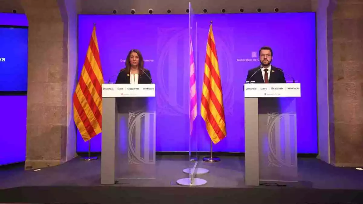 El vicepresident Pere Aragonès i la consellera de Presidència, Meritxell Budó, anunciant noves restriccions