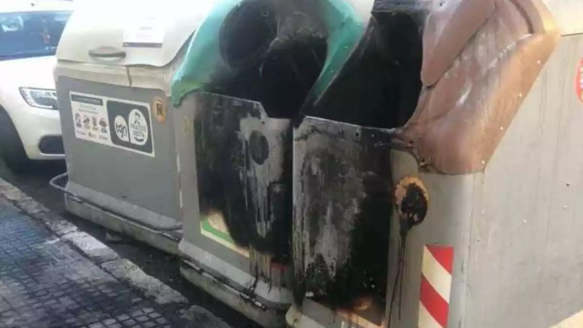 Imatge dels contenidors cremats al barri de Bonavista
