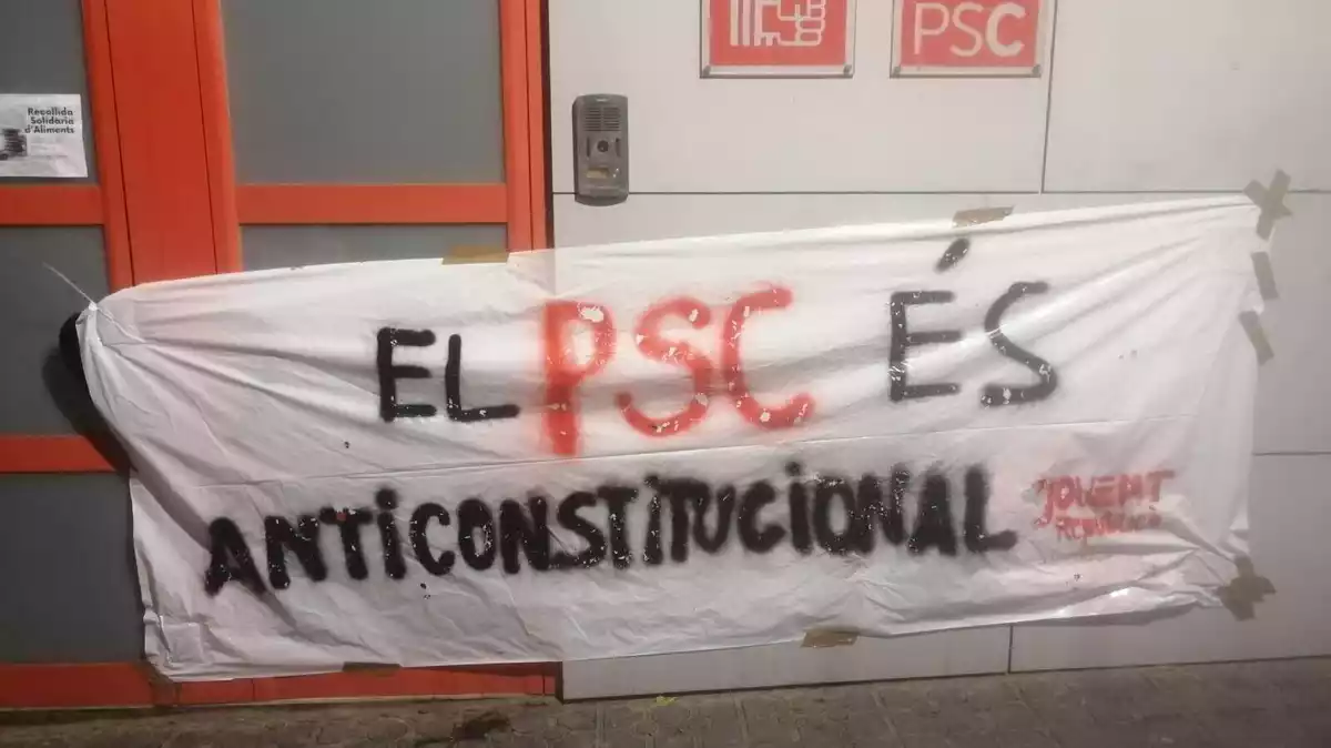 Imatge de la pancarta que ha aparegut a la seu del PSC de Tarragona