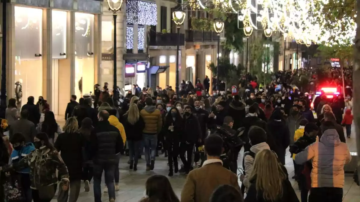El Portal de l'Àngel de Barcelona ple de gent fent compres durant la campanya de Nadal