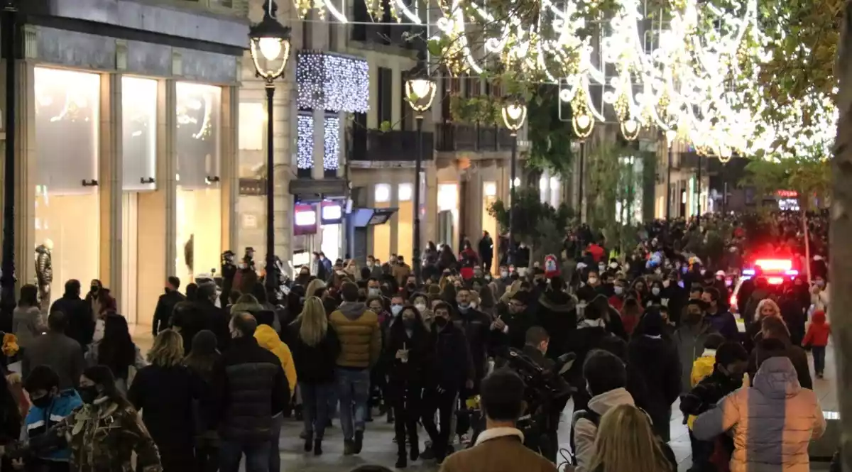 El Portal de l'Àngel de Barcelona ple de gent fent compres durant la campanya de Nadal