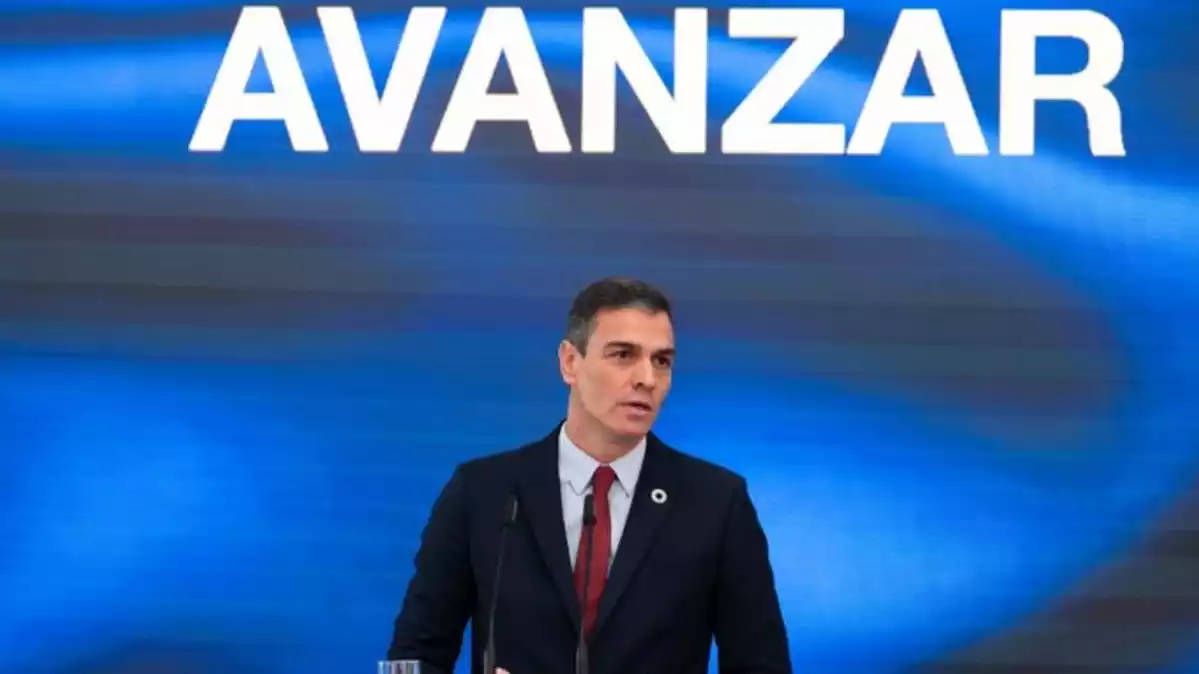 El president del govern espanyol, Pedro Sánchez, amb el lema 'Avanzar' darrere