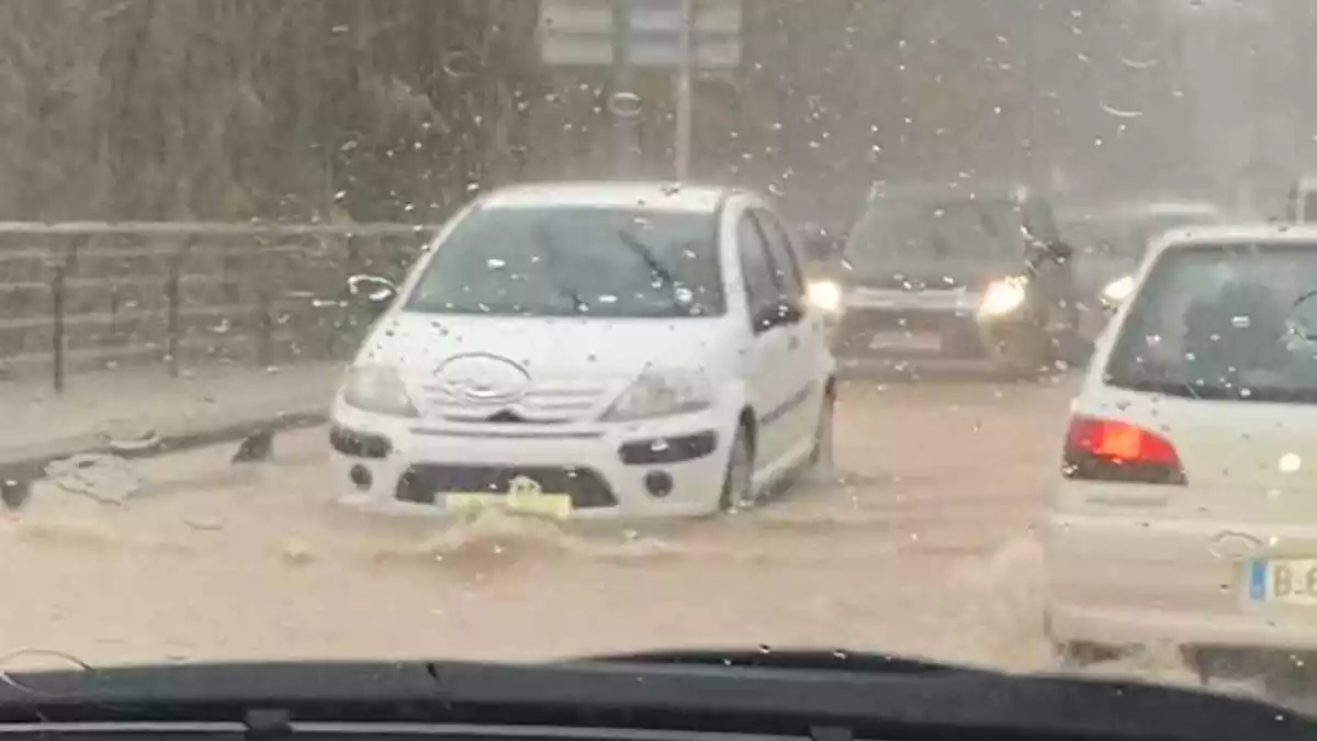 Imatge d'un carrer inundat a Cerdanyola del Vallès