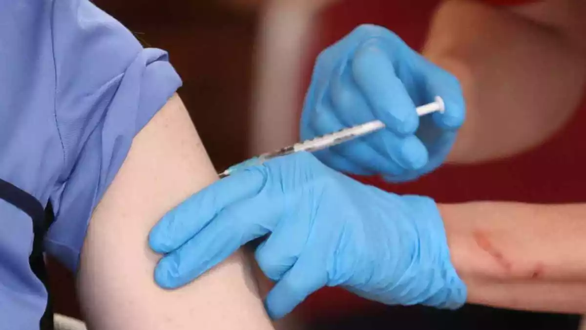 Vacunació d'una persona en un centre sanitari de Belfast, al Regne Unit