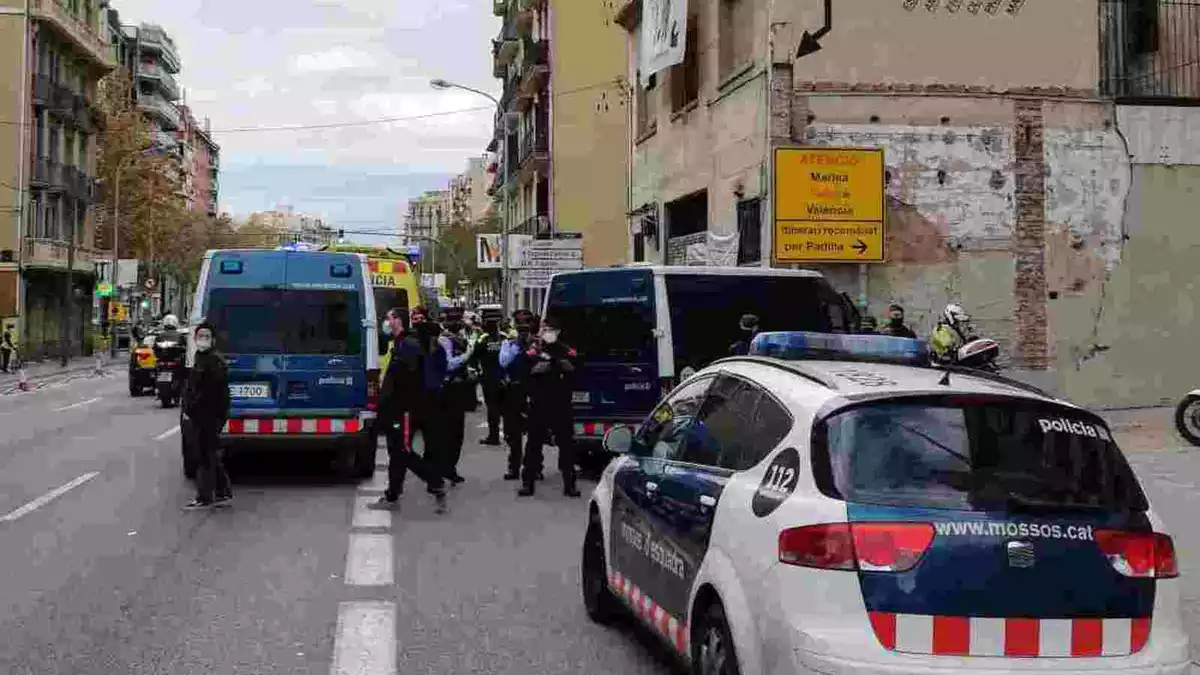 Imatge de diversos vehicles dels Mossos i un del SEM al carrer Aragó de Barcelona