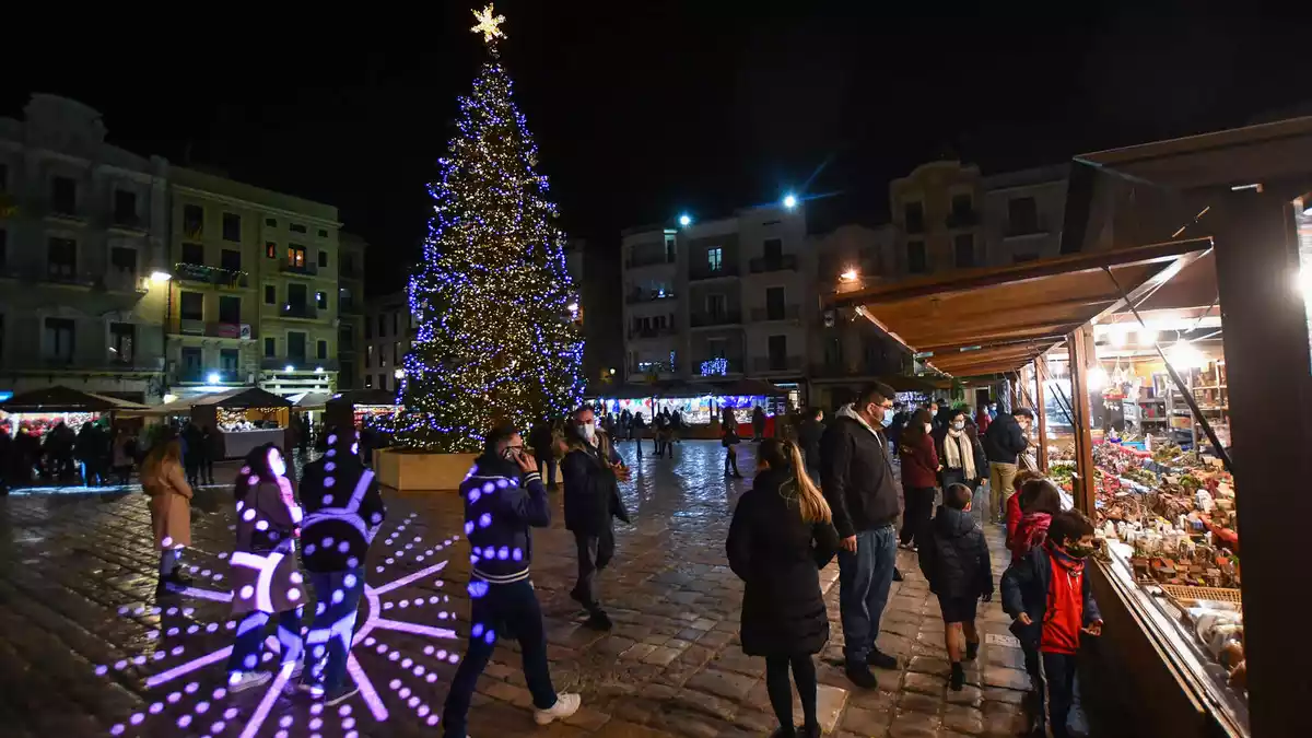 Mercat de Nadal de Reus, amb l'arbre al mig de la plaça del Mercadal i les parades al voltant