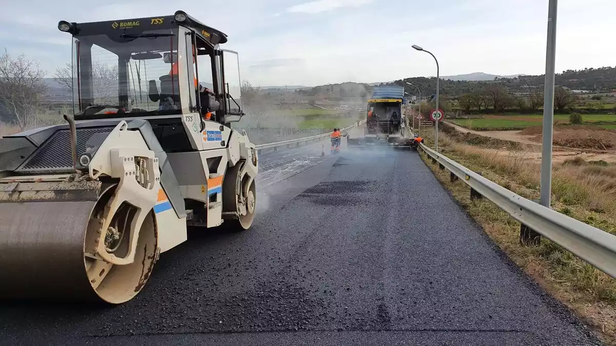 Imatge d'una màquina pavimentant una carretera a Tarragona