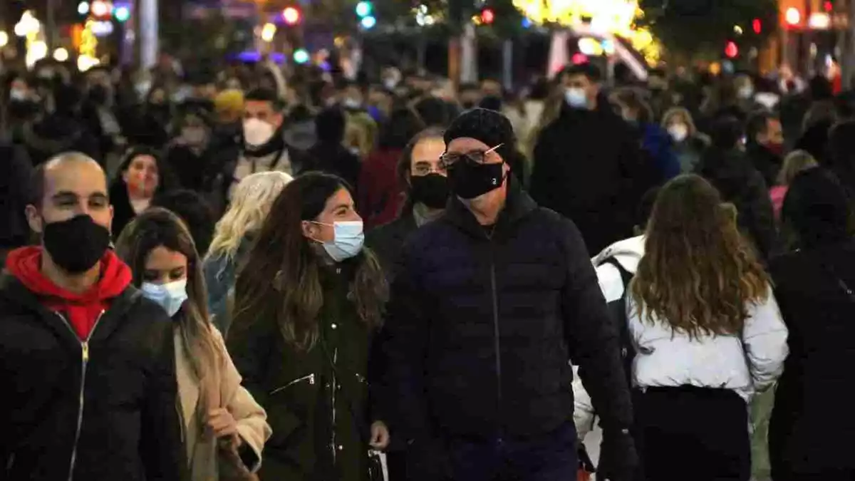 Gent amb mascareta passejant pels carrers de Barcelona
