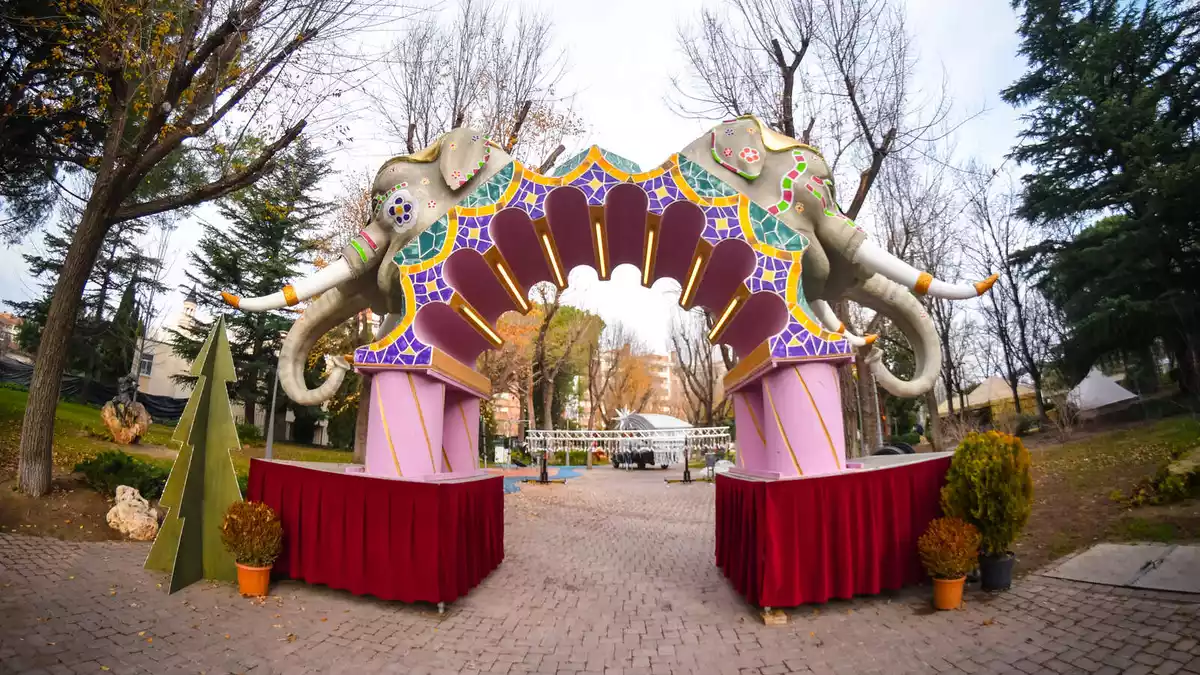 Imatge de l'entrada al campament dels Reis d'Orient a Reus, amb una estructura en forma d'arcada amb dos elefants d'esquena