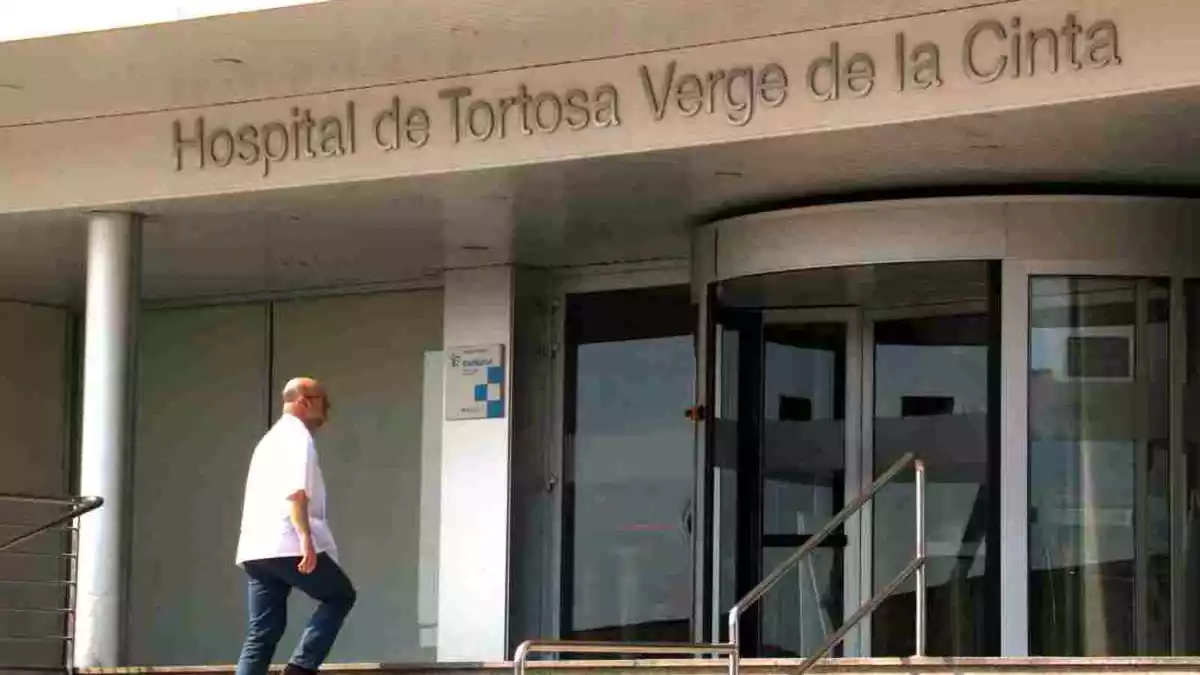 Pla general d'un sanitari entrant a l'Hospital Verge de la Cinta de Tortosa